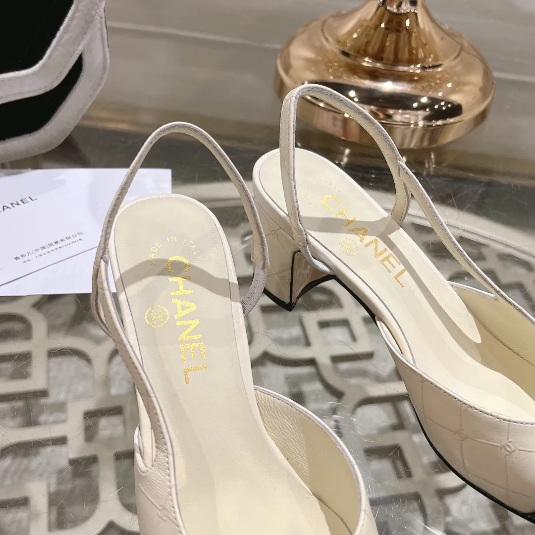 👟👟Ex-factory price 540👟👟 CHANEL Xiangjia 24vs spring and summer new fashion sandals series... Chanel is a very comprehensive noble fashion lifestyle brand. The same models are sold by major fashion bloggers and celebrities in Hong Kong, the United States, and other countries. They are simply beautiful. I fall in love with elegance and the playful sense of the future. I want to own them right away just by looking at them. But you can really think about a pair of exquisite high heels. This series is specially designed for extraordinary and indifferent ladies to create a unique overall effect. CHANEL designs products that inspire women to move forward and highlight their charm... 1️⃣Material: Original customized patent leather + imported sheepskin 2️⃣Inner lining: Original customized imported sheepskin 3️⃣Feet: Original customized imported sheepskin 4️⃣Outsole: Genuine leather sole imported from Italy 5️⃣Heel height: 2.5cm/6.5cm/9cm 6️⃣Number: 34-43 (34.40.41.42.43 customization is not returnable) 7️⃣Packaging: The latest and exquisite full set of packaging at the counter
